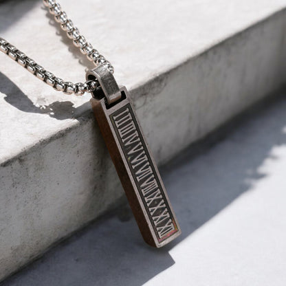 Collier homme- pendentif LE ROMANO™ ; Le pendentif rectangle à gravures élégantes