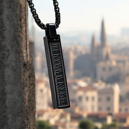 Collier homme- pendentif LE ROMANO™ ; Le pendentif rectangle à gravures élégantes