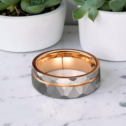 Alliance Homme | Tungstène Martelé & Rainure