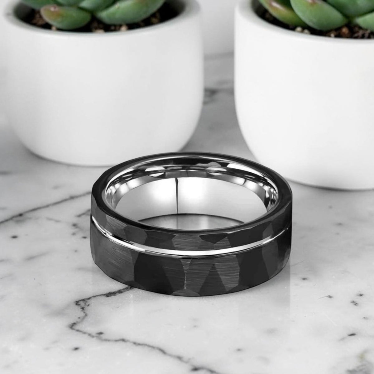 Alliance Homme | Tungstène Martelé & Rainure
