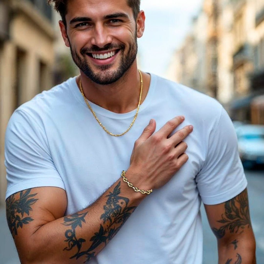 BRACELET-HOMME-COULEUR-OR-T-SHIRT-BLANC-TATOUAGES-PARIS