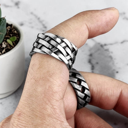 Bague Homme L'Alliance Tressée "Gallow" acier doigts table marbre