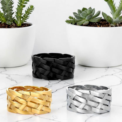 Bague Homme L'Alliance Tressée "Gallow" trois variantes noire acier doree table marbre plantes