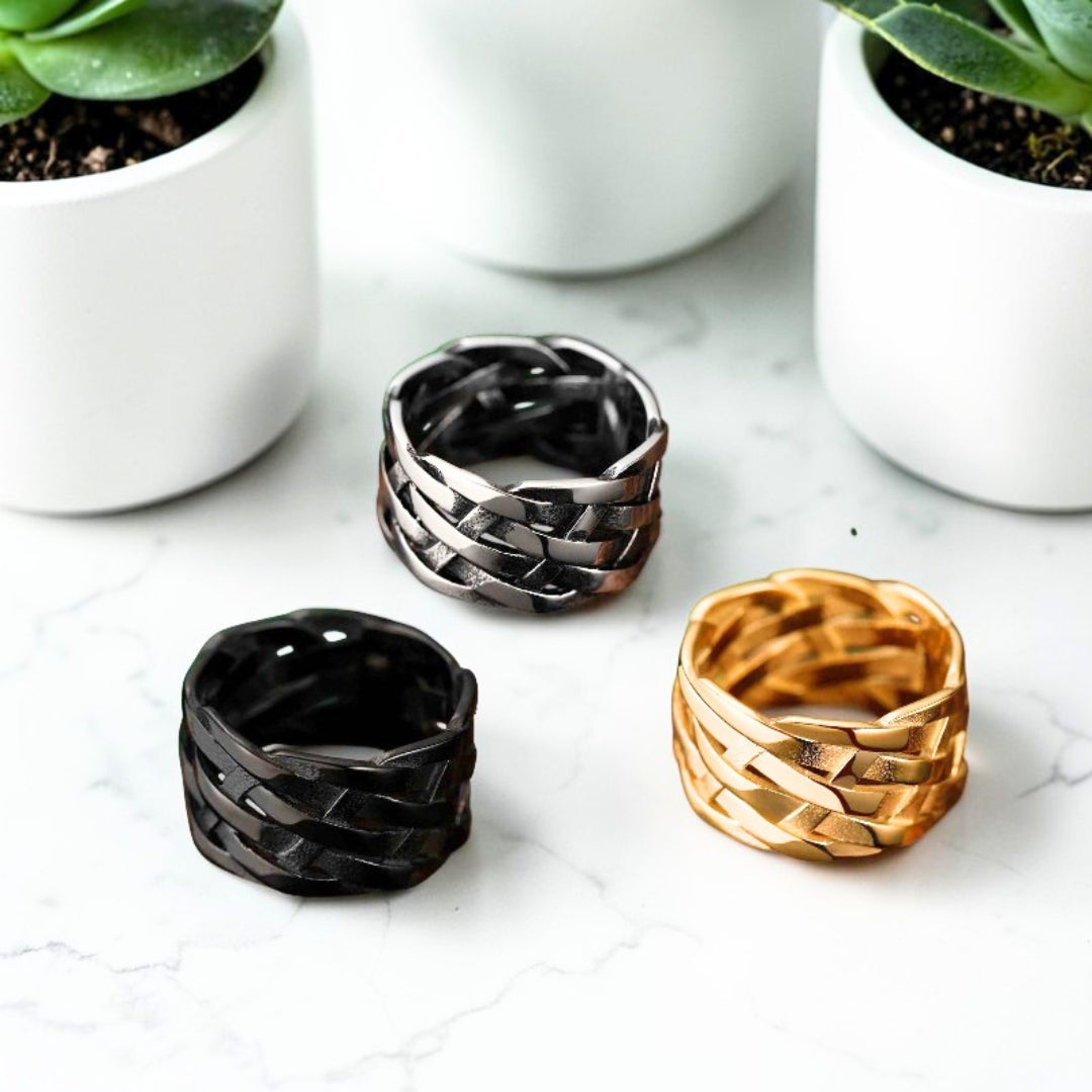 Bague Homme L'Alliance Tressée "Gallow" variantes acier dore noire table marbre plantes