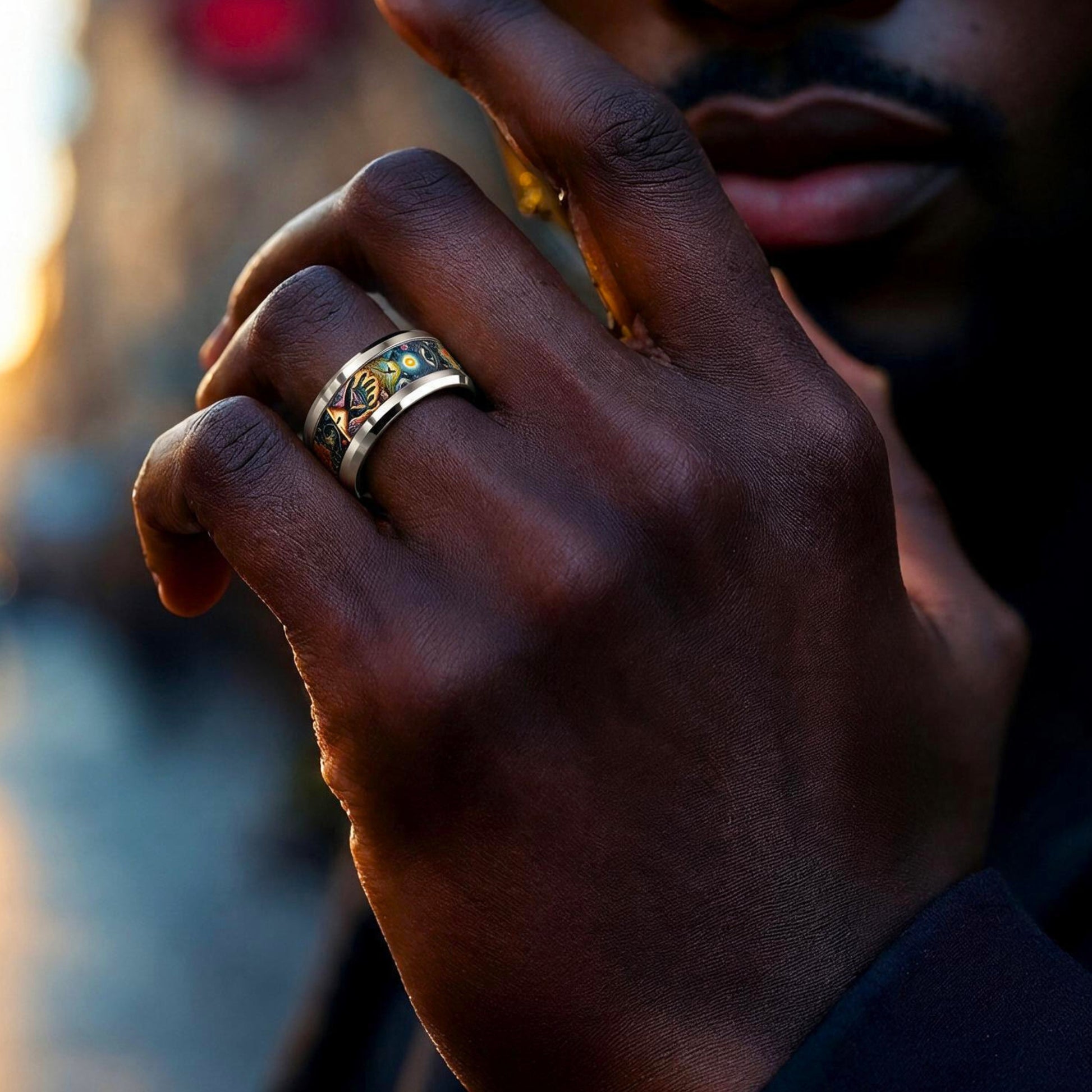 : Bague Mystique portée par un homme - symboles ésotériques acier inoxydable - mmihommesmodernes.com