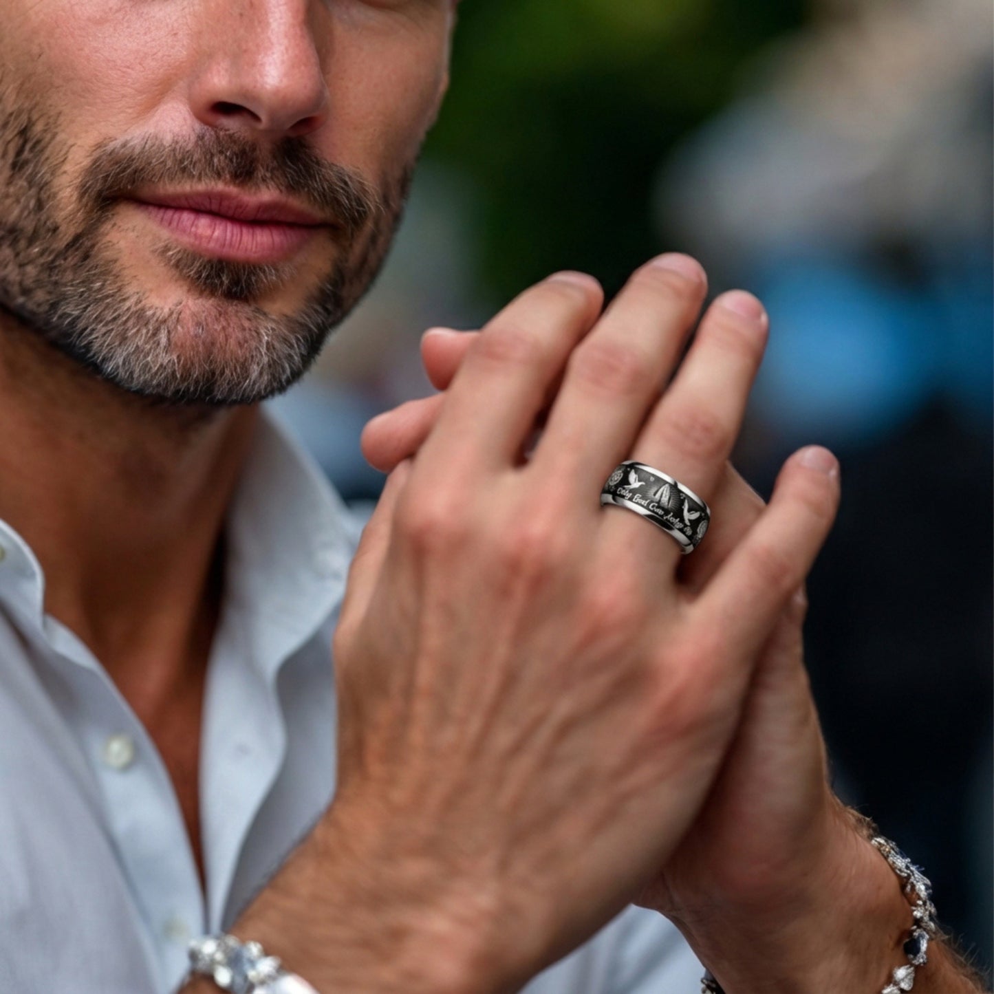 Bague acier inoxydable | mains jointes « Seul Dieu peut me juger » chemise blanche 