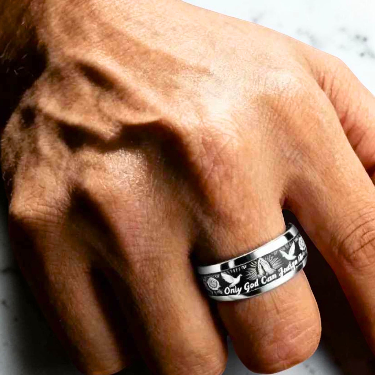 Bague acier inoxydable | mains jointes « Seul Dieu peut me juger »main macro