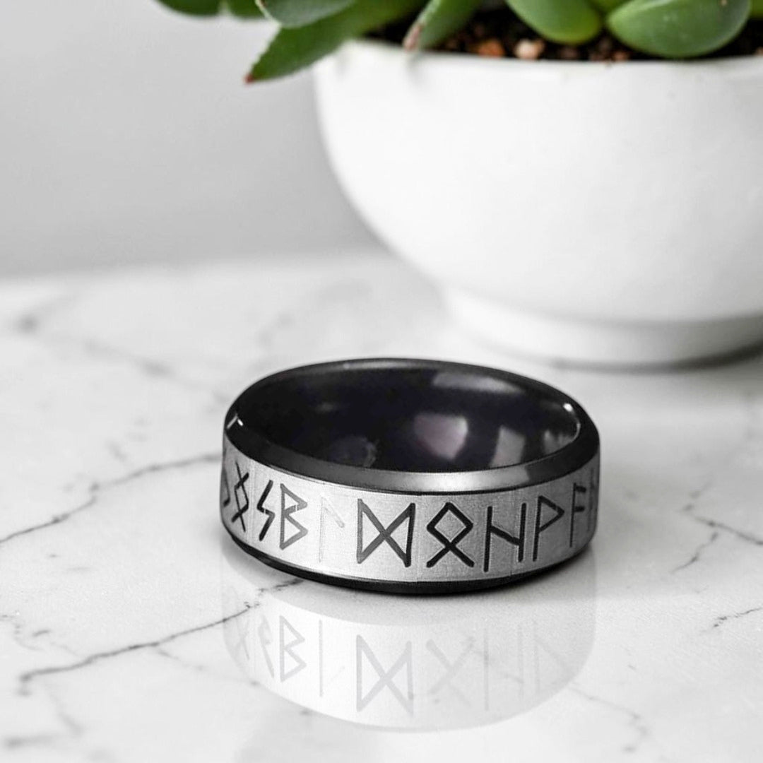 Bague homme, Alliance Viking Futhark en Acier Bicolore variante noire
