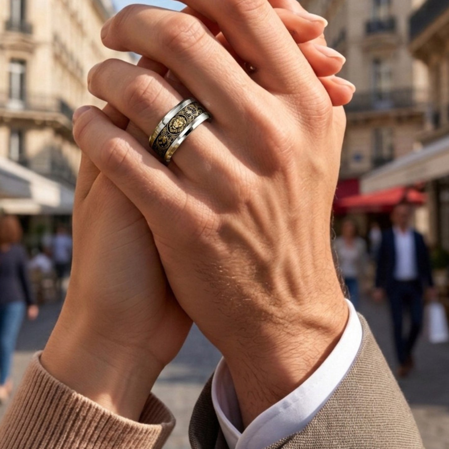 Bague homme Alpha Totem portée au doigt en ville - bijou acier style baroque