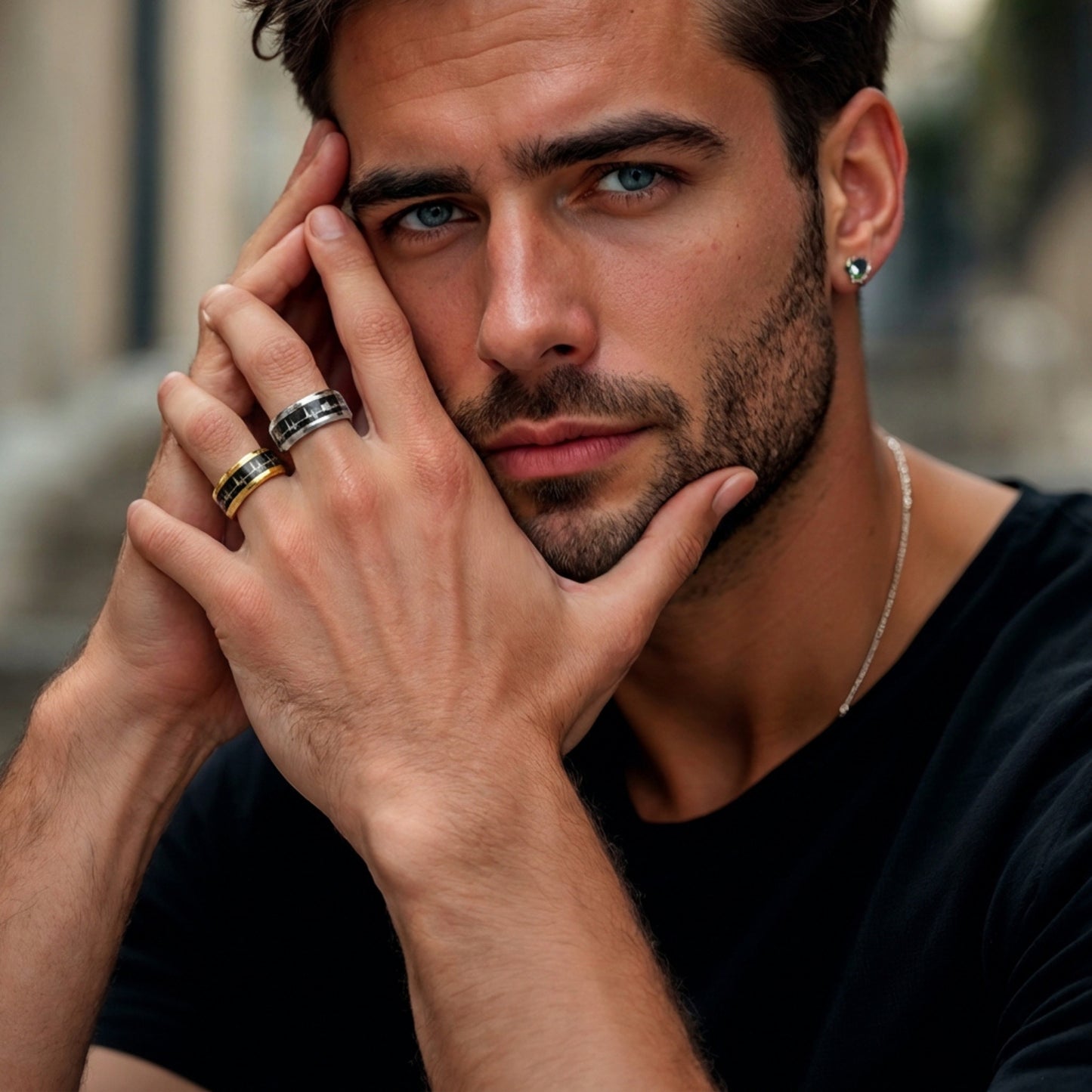 Bague homme Battement de Cœur en acier inoxydable et fibre de carbone argent dore t-shirt noir 