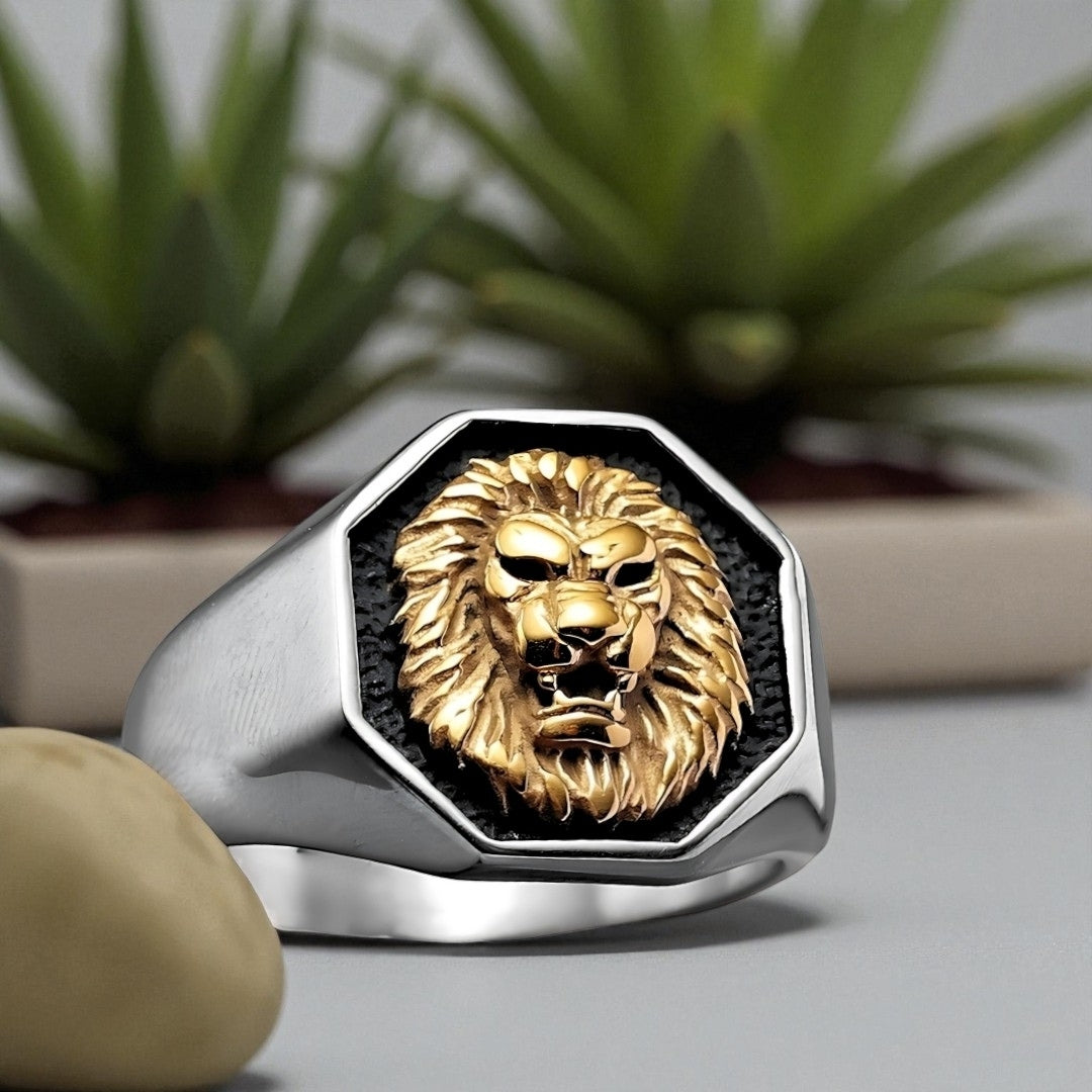 Bague homme LION RING™ argent et dore table blanche