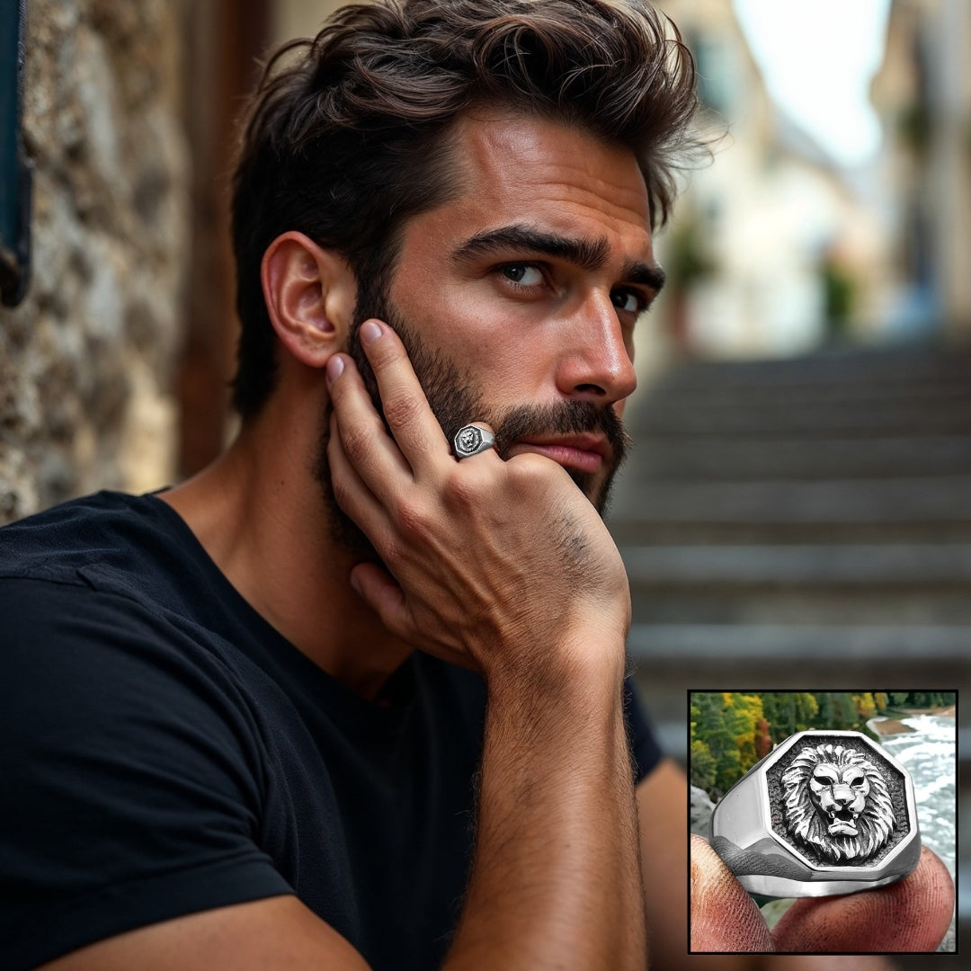 Bague homme LION RING™ argent t-shirt noir escalier