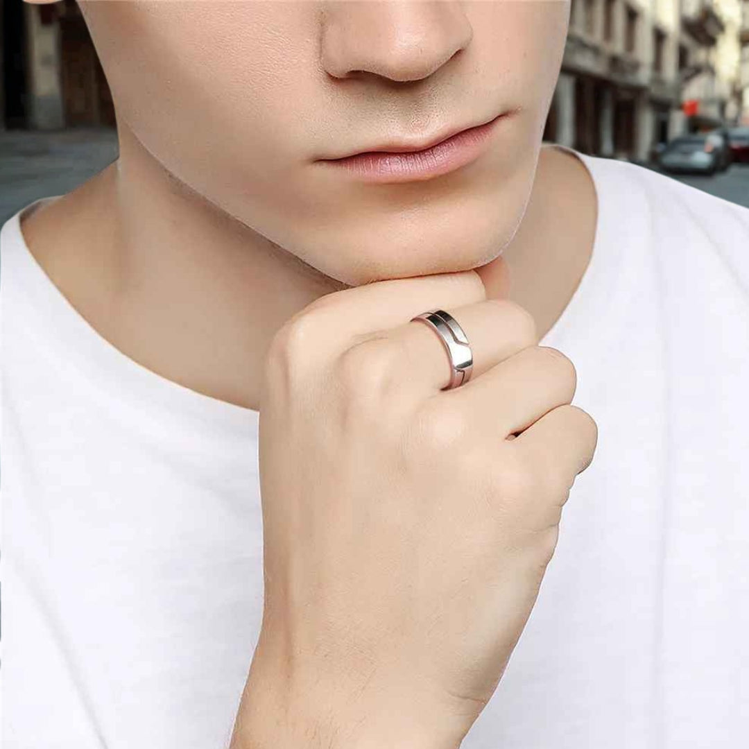 Bague homme L'Anneau Nexus argent homme mannequin t shirt blanc