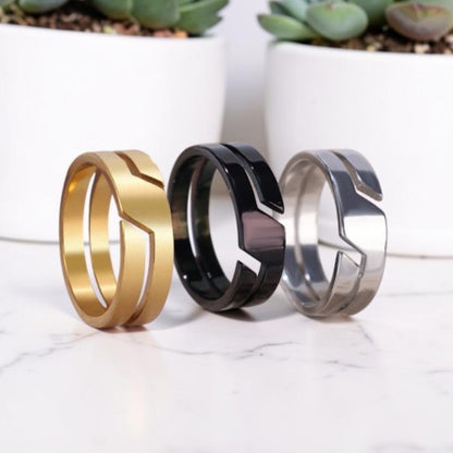 Bague homme L'Anneau Nexus argent noir dore debout table marbre
