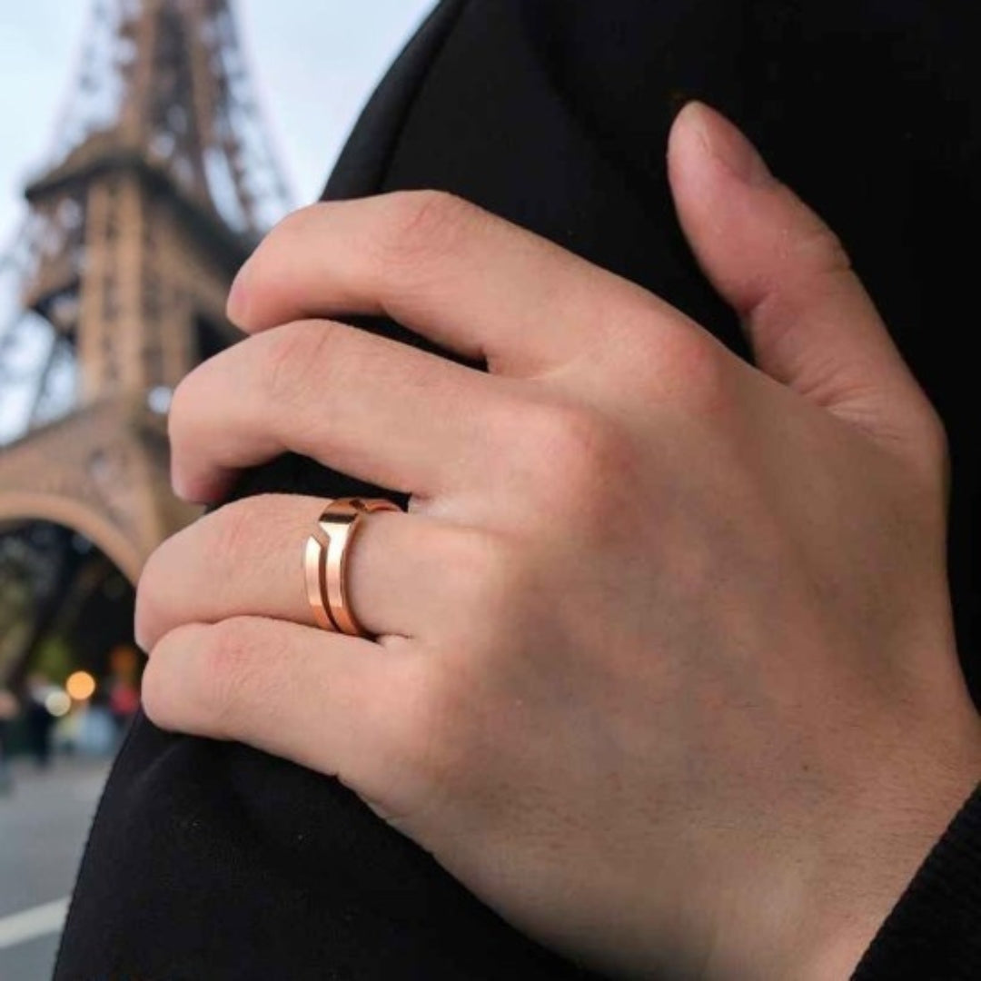 Bague homme L'Anneau Nexus dore main epaule Tour Eiffel
