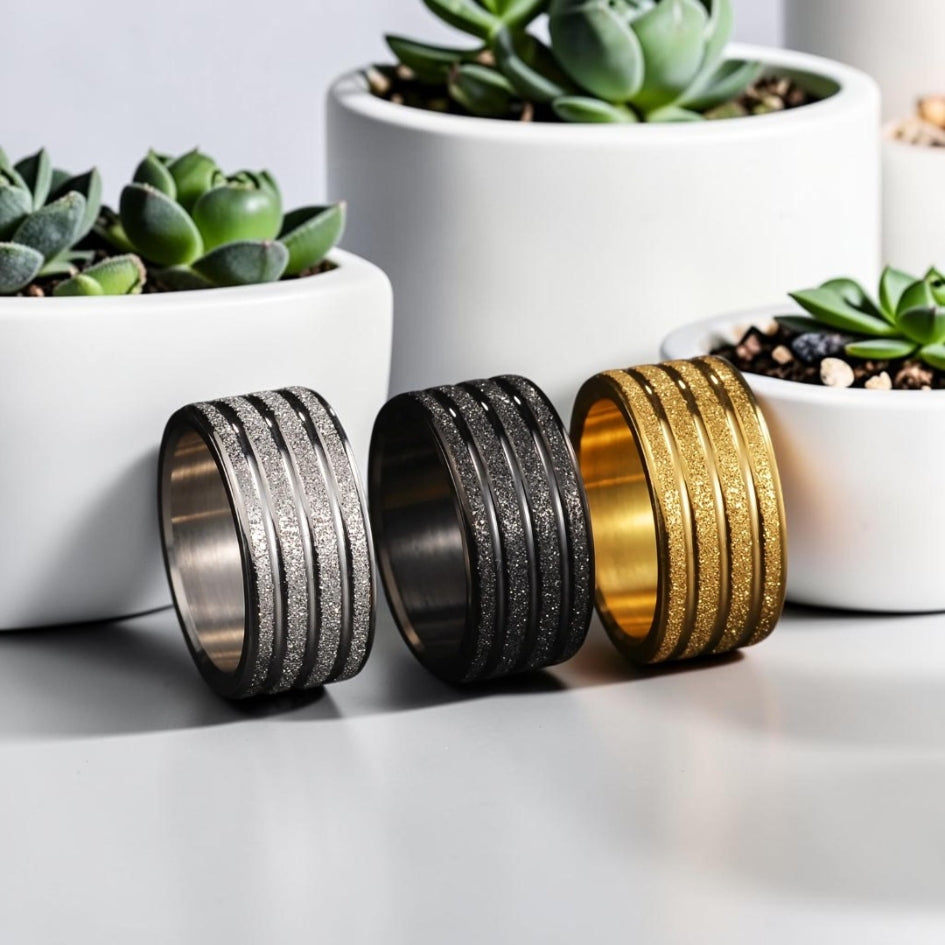 Bague homme "Odyssée Industrielle presentation argent noir dore table marbre
