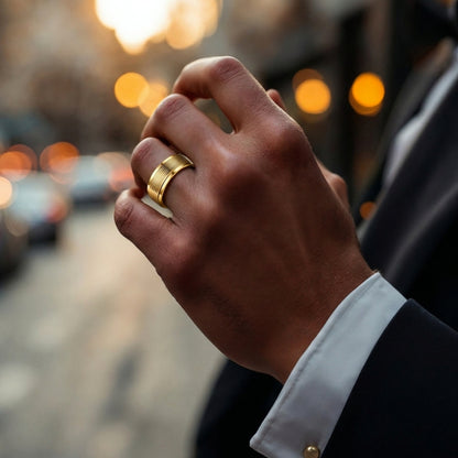 Bague homme, alliance Horizon Texture doré main blouson 