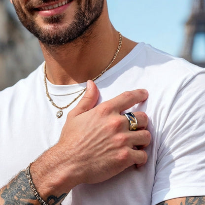 Bague homme avec pyramides, ciel étoilé et finition dorée t-shirt blanc
