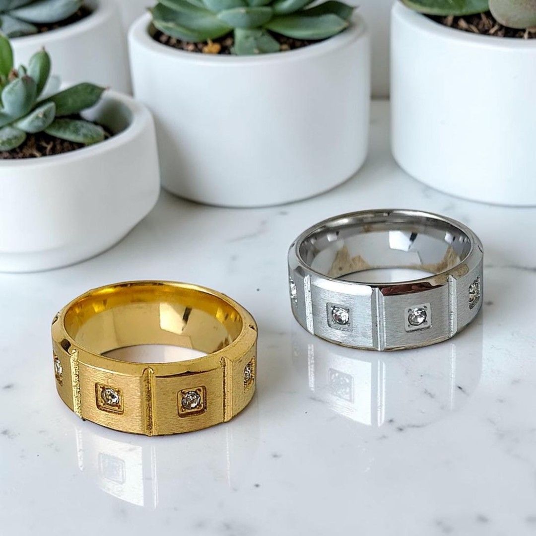 Bague homme élégante L'Anneau Souverain dore argent a plat table marbre plantes succulentes 