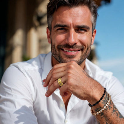 Bague homme élégante L'Anneau Souverain dore homme mature heureux chemise blanche
