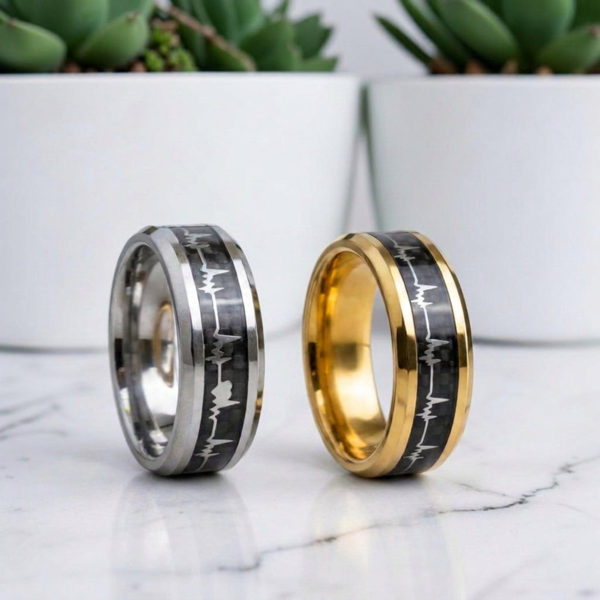 Bague homme moderne avec finition élégante en acier et fibre de carbone doré argent debout marbre blanc
