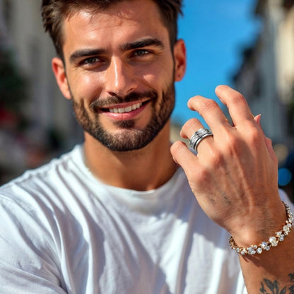 Bague pour homme Anneau "Armor" argent t-shirt blanc 
