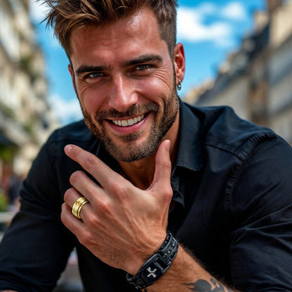 Bague pour homme Anneau "Armor" dore chemise noire 