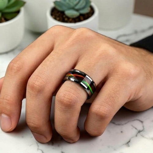 "Bague pour homme Aurore Magmatique portée à la main modèle vert - mmihommesmodernes.com"
