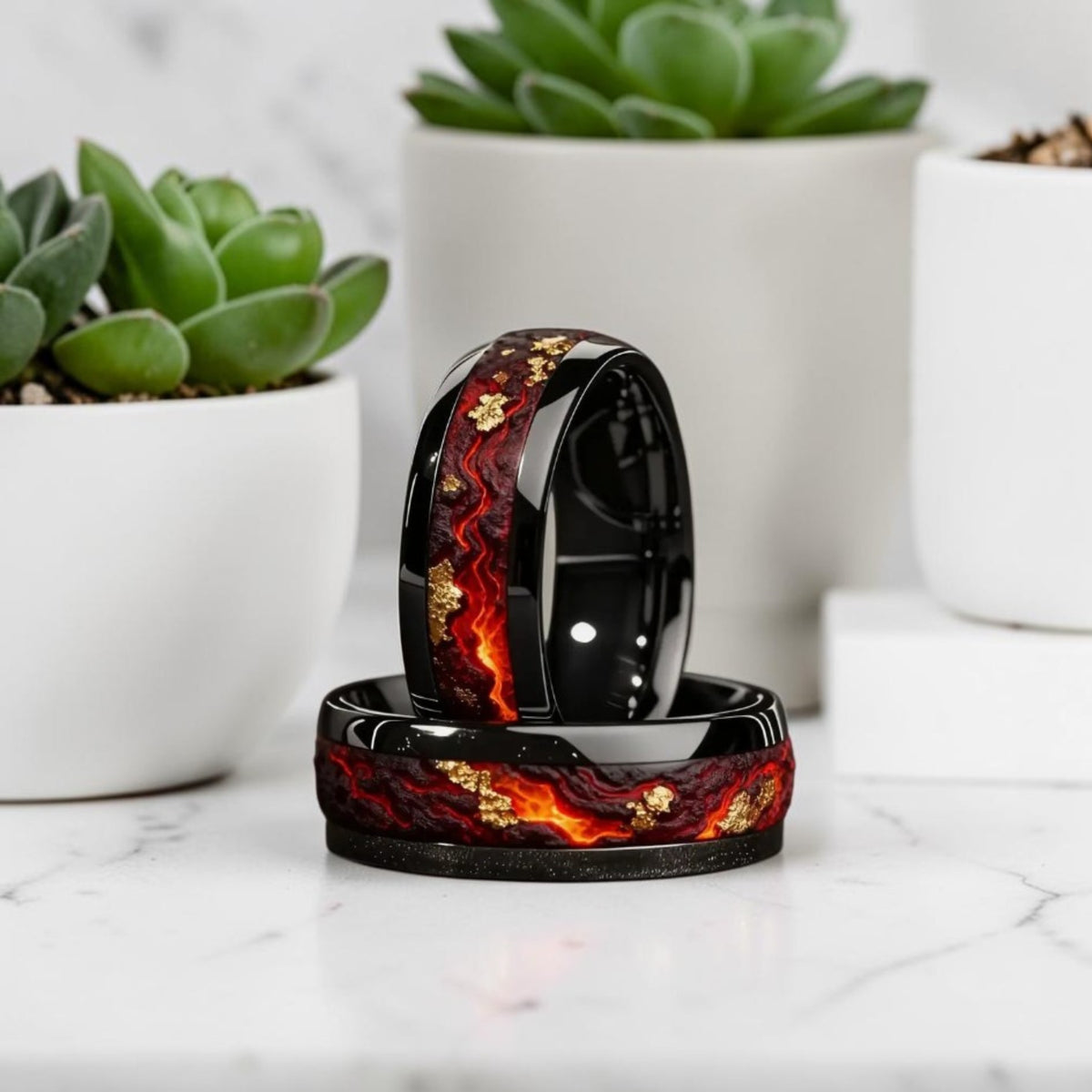 Bague pour homme L'Alliance Volcanique "Magma & Gold" deux anneaux marbre blanc presentation 