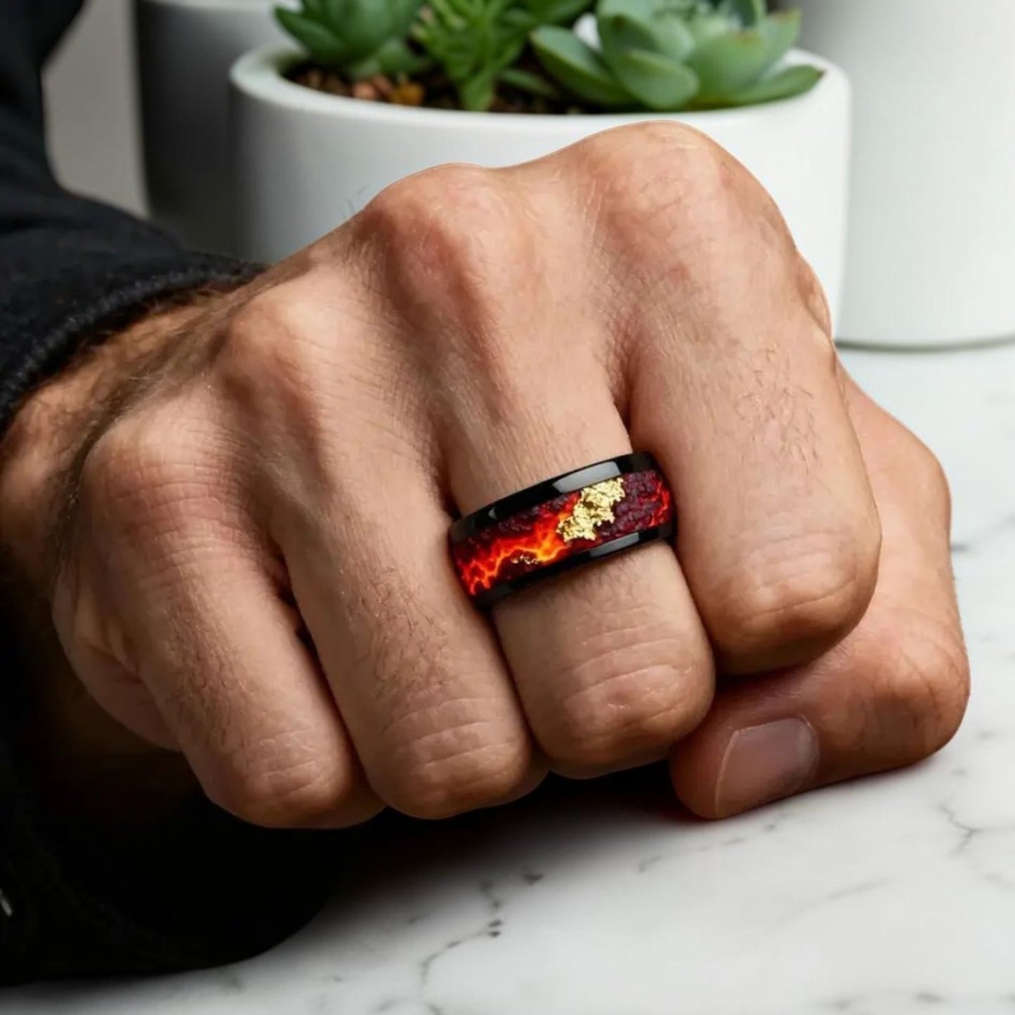 Bague pour homme L'Alliance Volcanique  "Magma & Gold" poing marbre