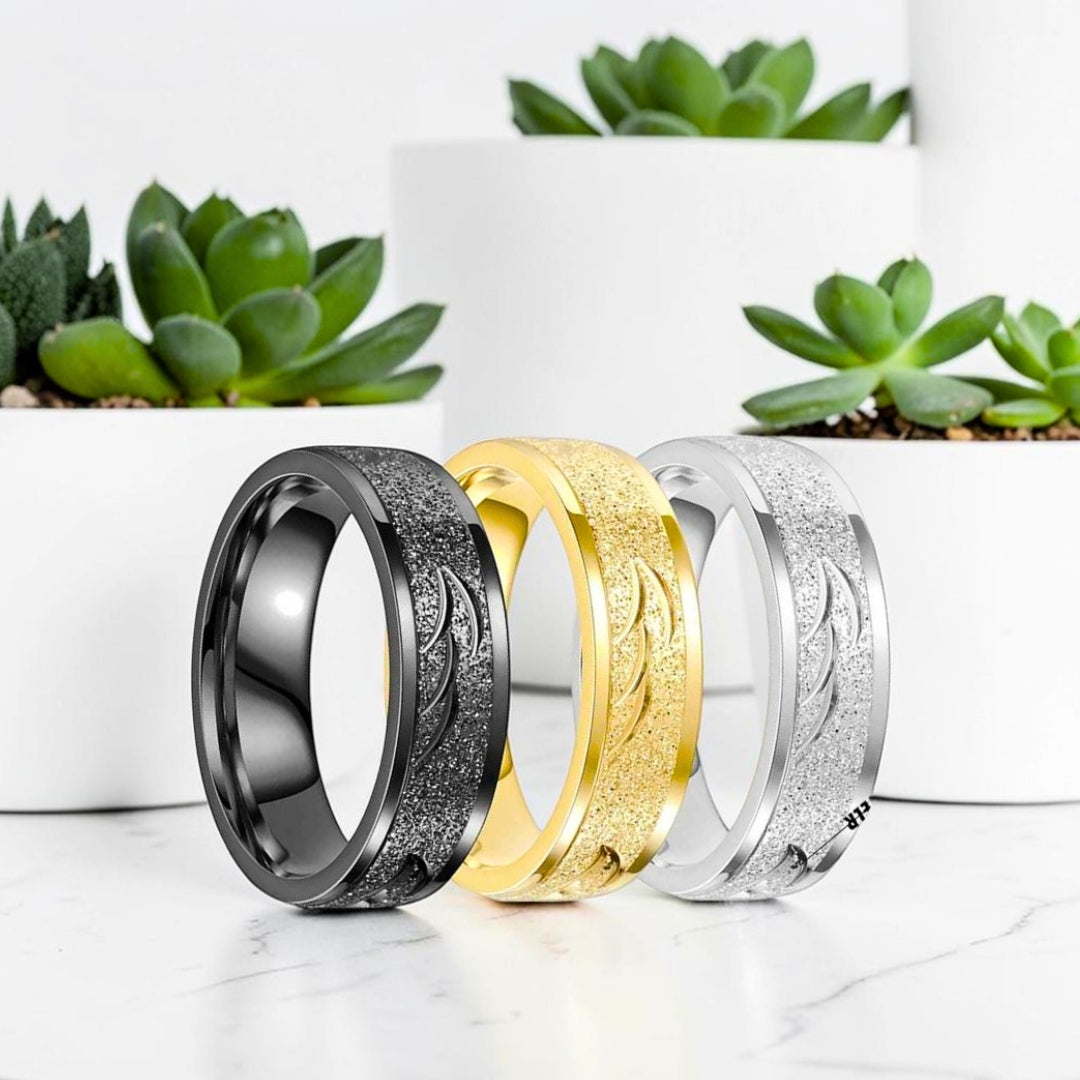 Bague pour homme L'Anneau Boréal dore argent noire variantes marbre debout