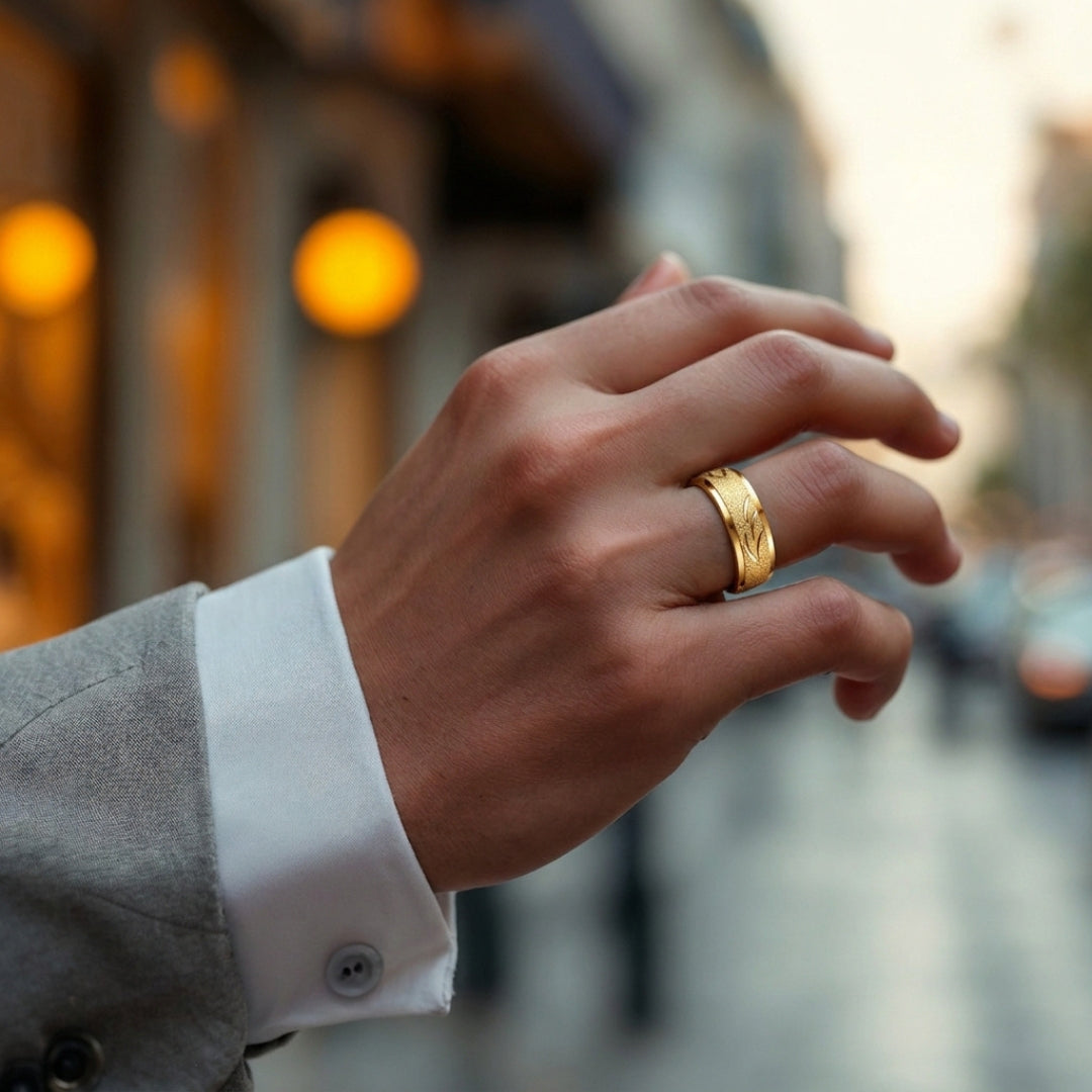Bague pour homme L'Anneau Boréal dore main élégante 
