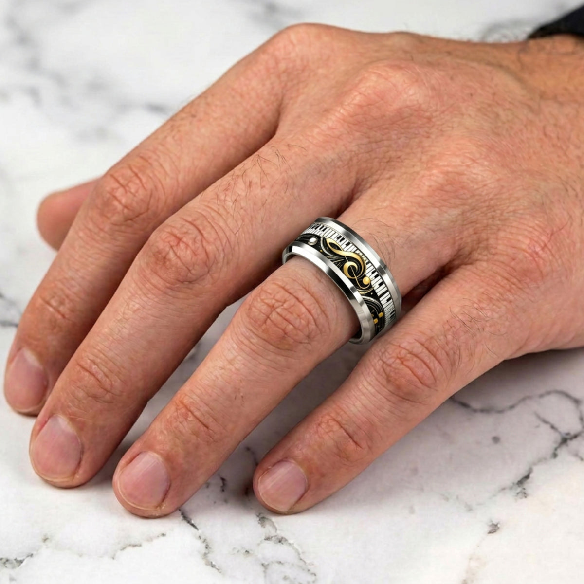 Bague tendance homme piano et clé de sol dorée «Symphonie de Sol II » main marbre 