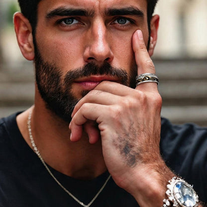 Bague tendance homme piano et clé de sol dorée «Symphonie de Sol II » t shirt noir collier
