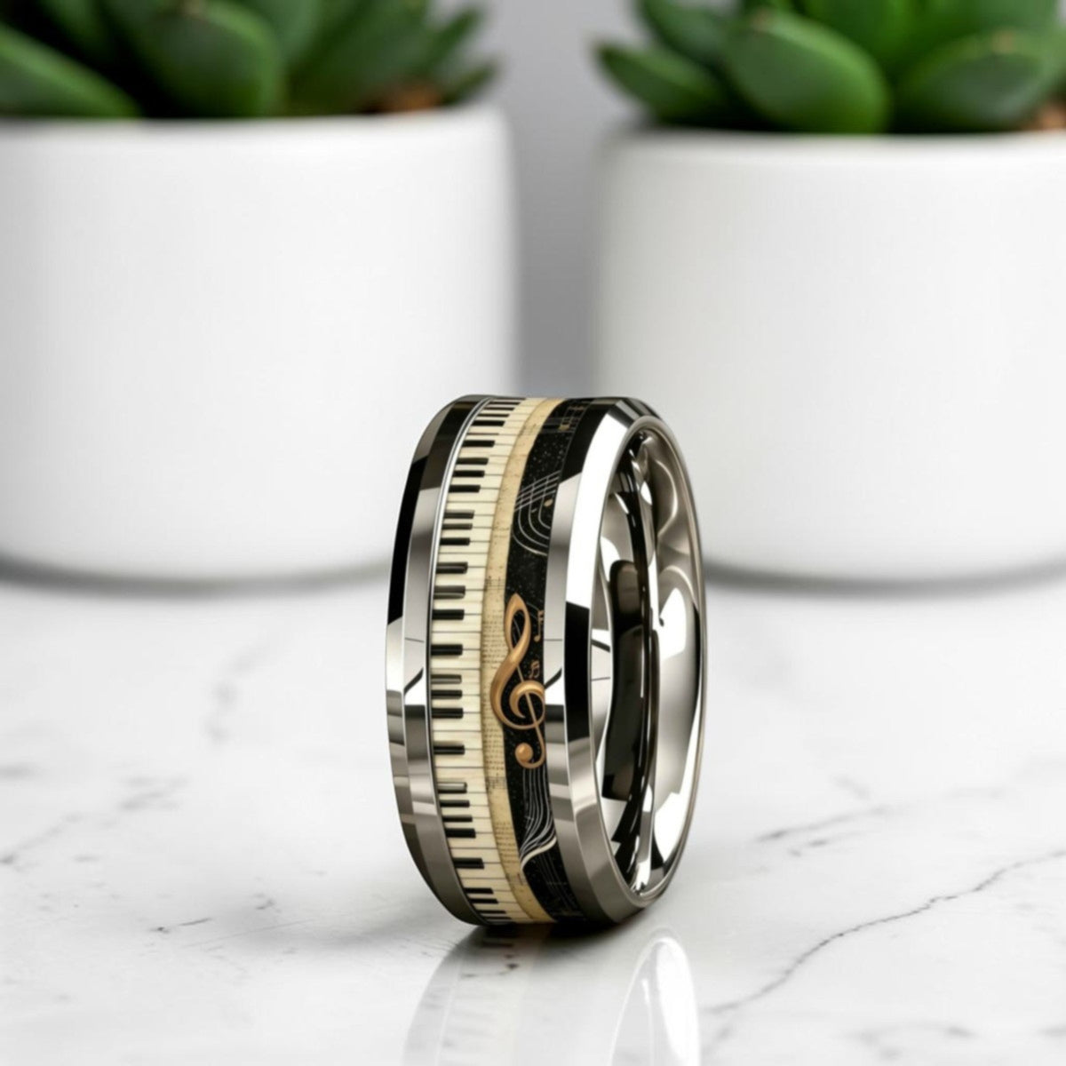 Bague tendance homme piano et clé de sol dorée debout sur marbre blanc