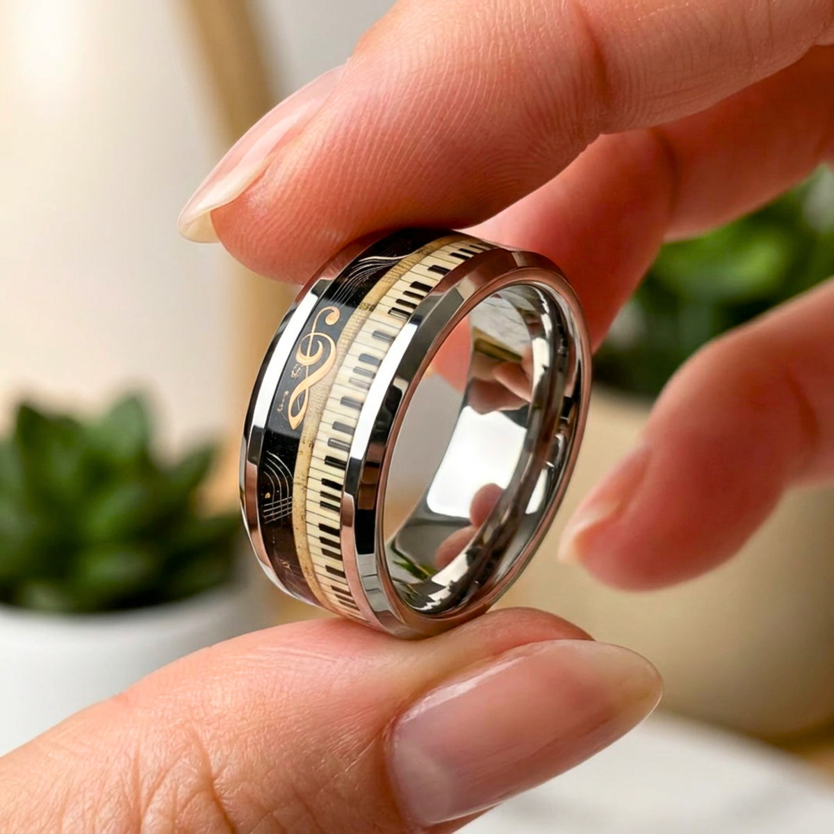 Bague tendance homme piano et clé de sol dorée entre doigts presentation
