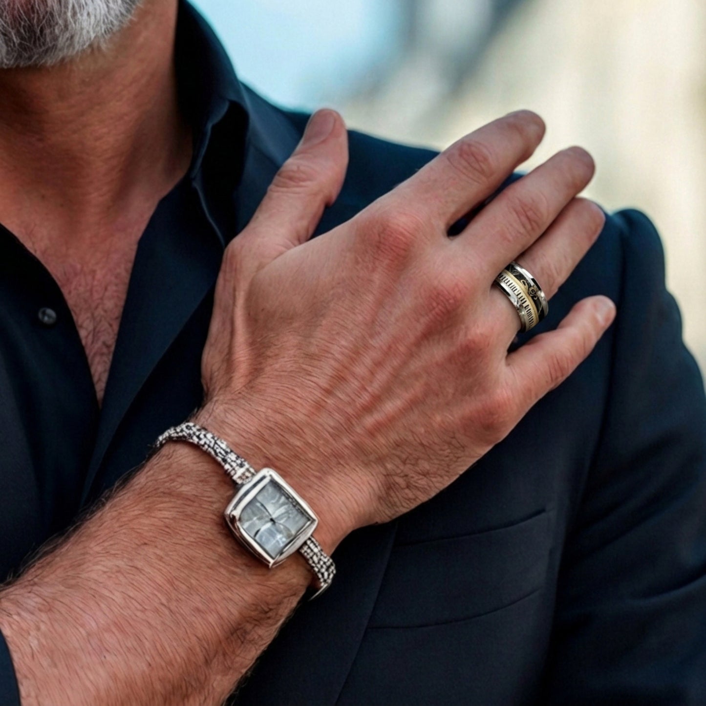 Bague tendance homme piano et clé de sol dorée homme elegant chemise noire homme mature