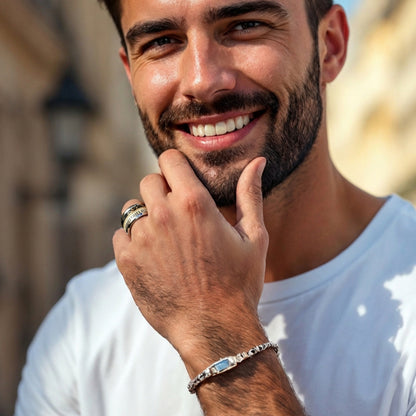 Bague tendance homme piano et clé de sol dorée homme t-shirt blanc