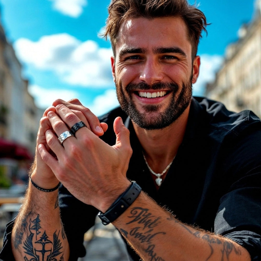 Bagues pour homme, L'Anneau Horizon Martelée argent noire chemise noire