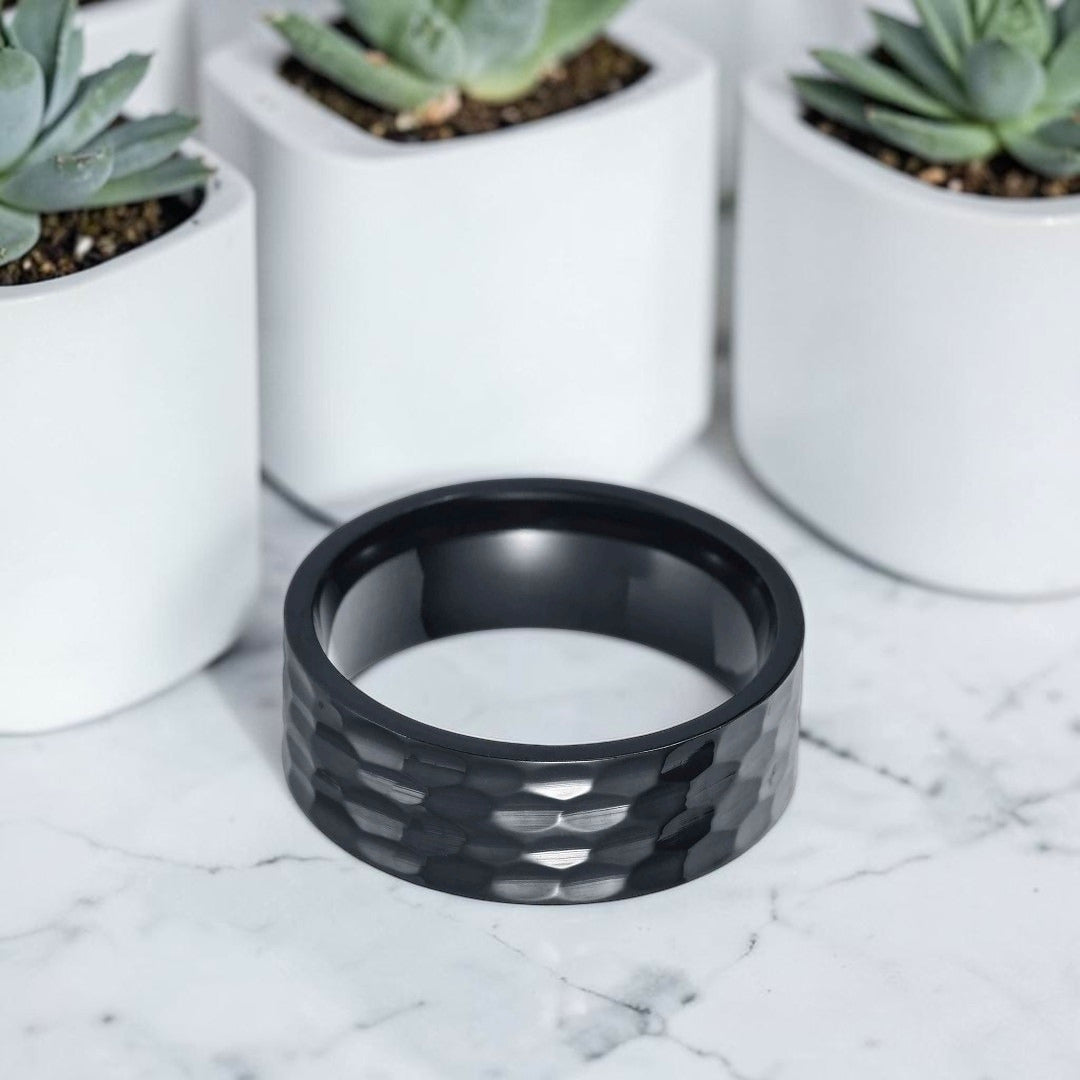 Bagues pour homme, L'Anneau Horizon Martelée marbre plantes variante noire 
