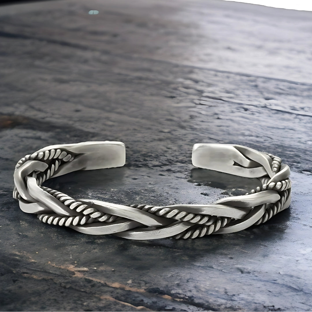 Bracelet homme-TRIBITHAI presentation couche table bois 