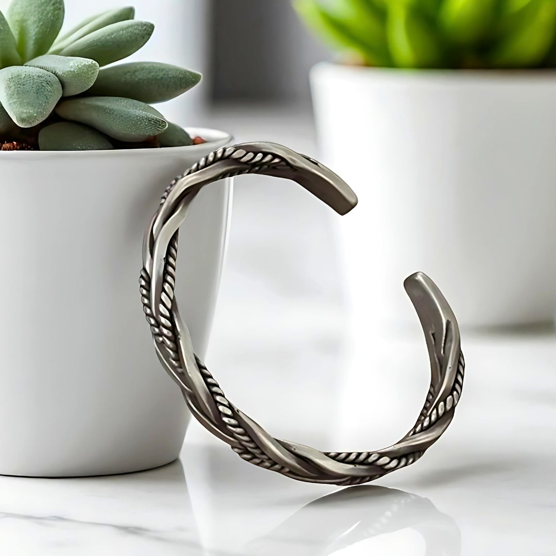 Bracelet homme-TRIBITHAI presentation debout pots plantes 