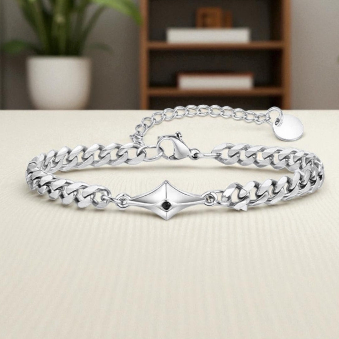 Bracelet homme- NORTH STAR zircon noir presentation table blanche maison