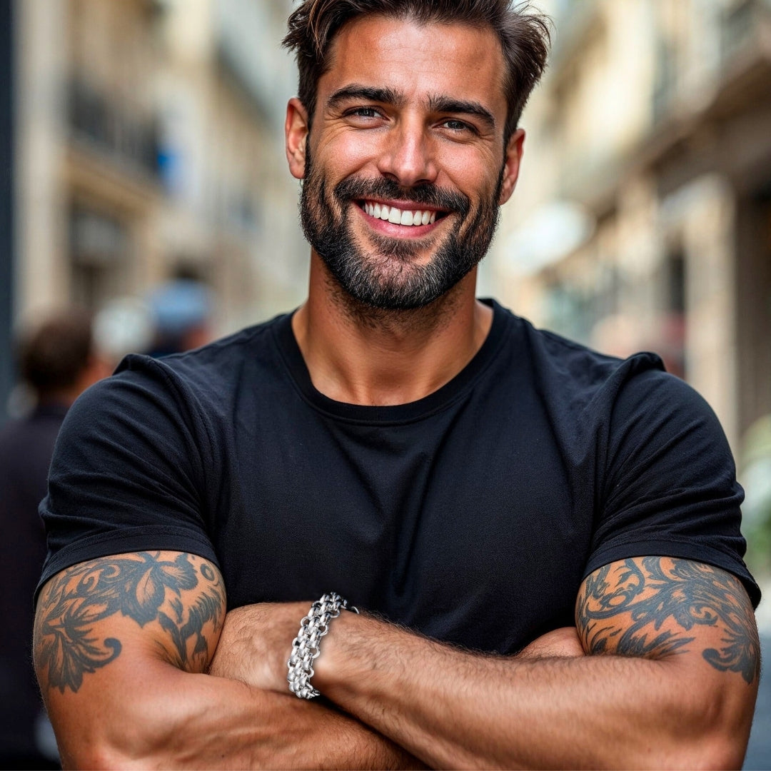Bracelet homme BELCHER DOUBLÉ™ argent t-shirt noir tatouages muscles