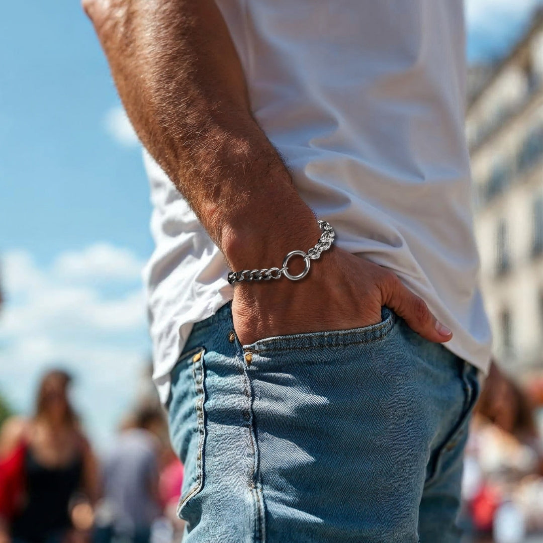 Bracelet homme BIG RING TWO SIDES™   poignet t shirt blanc rue foule