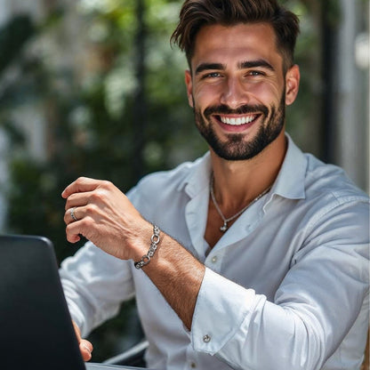 Bracelet homme BRING THE RING™ argent chemise blanche ordinateur sourire