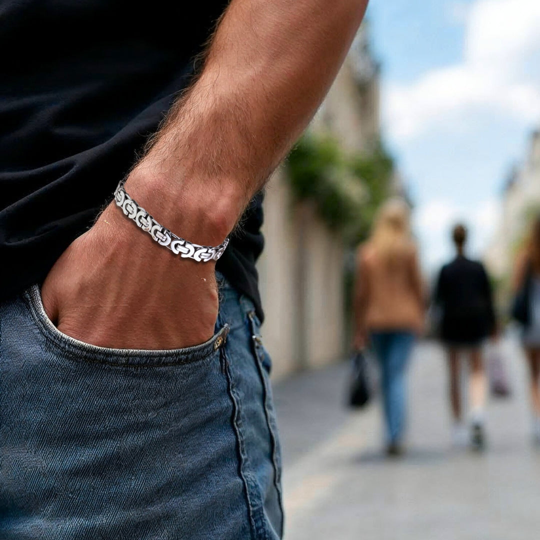 Bracelet homme BYZANTIN EMPEREUR ARRONDI™ argent poignet t shirt noir