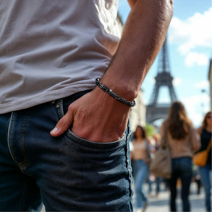 Bracelet homme BYZANTIN HM™ noir t-shirt gris poignet Paris