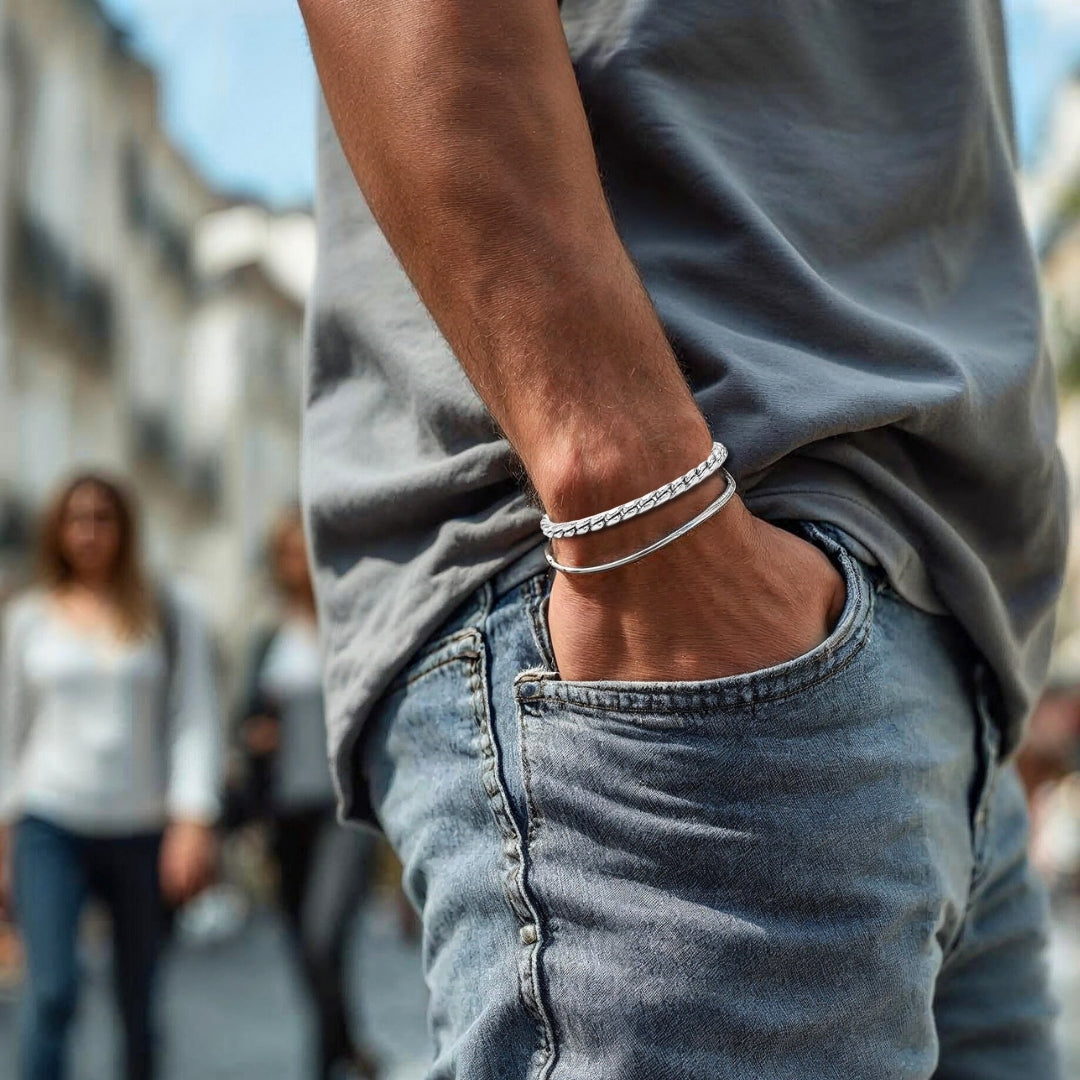 Bracelet homme ECAILLES DE DRAGONS argent chemise grise poignet rue