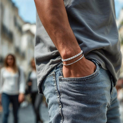 Bracelet homme ECAILLES DE DRAGONS argent chemise grise poignet rue